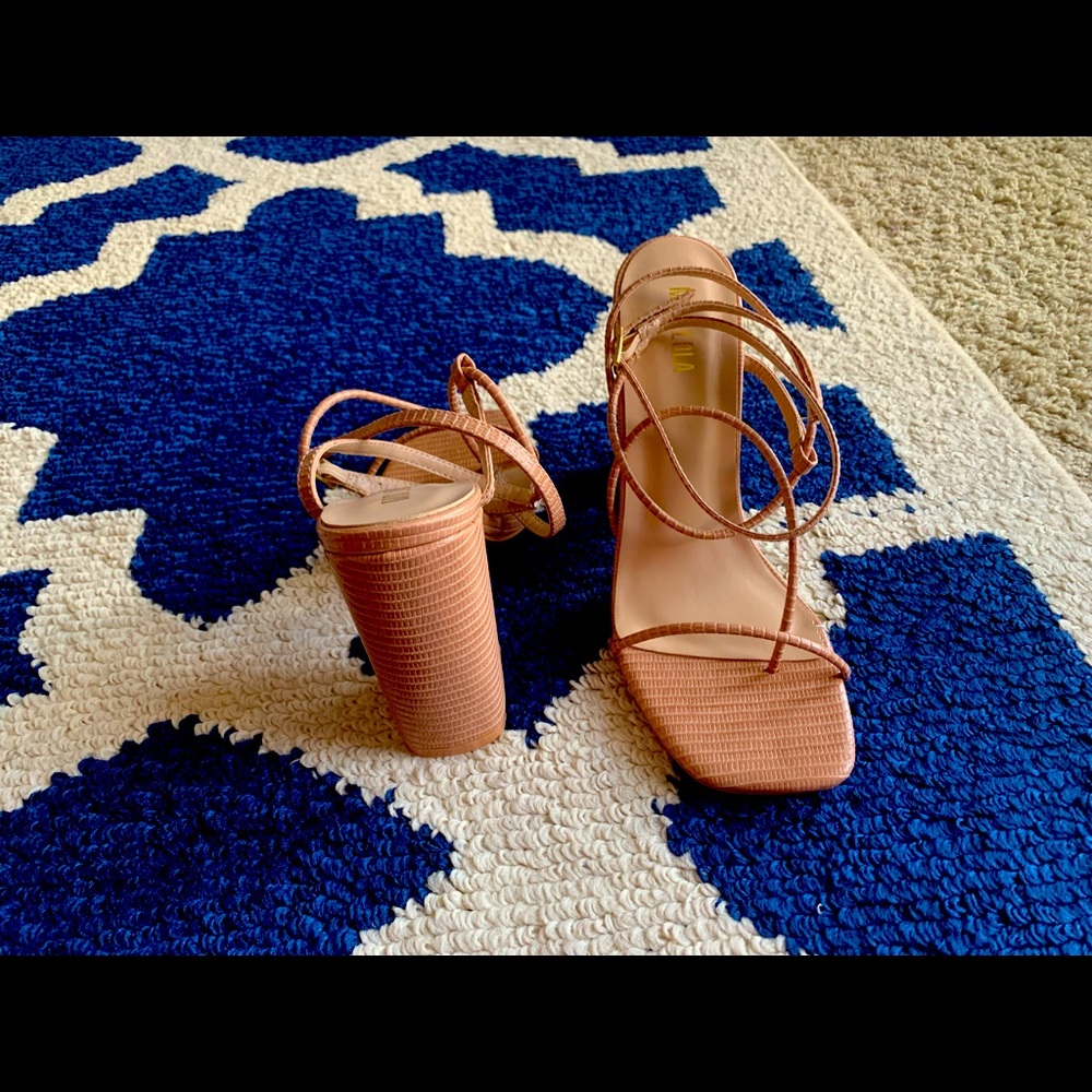 Tan sandal with block heel (never worn)
